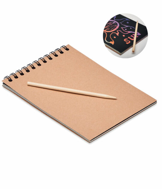Quaderno ad anelli in carta kraft con 10 fogli neri da grattare. Include penna in legno.
