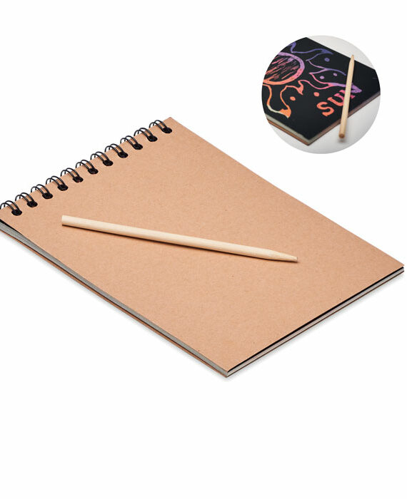 Quaderno ad anelli in carta kraft con 10 fogli neri da grattare. Include penna in legno.
