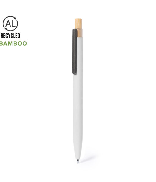 Penna in alluminio riciclato. Pulsante in bambù e fusto gommato, cartuccia Jumbo con inchiostro blu. Certificazione GRS (Global Recycled Standard)