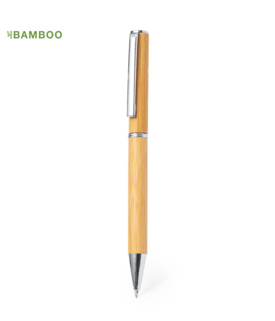 Penna con fusto in bambù. Clip in metallo e finiture cromate. Meccanismo a rotazione e inchiostro blu.