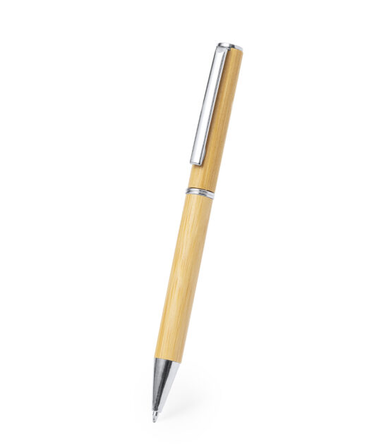 Penna con fusto in bambù. Clip in metallo e finiture cromate. Meccanismo a rotazione e inchiostro blu.