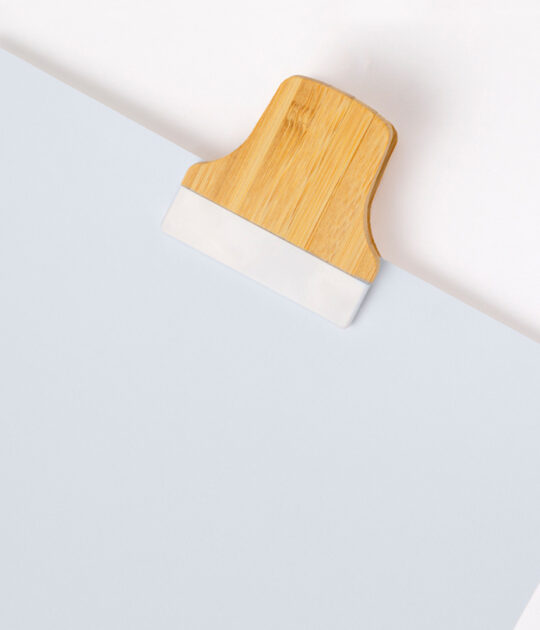 Clip per appunti in legno di bambù. Con forte magnete per il fissaggio alle superfici metalliche, design bicolore in bianco e legno di bambù.