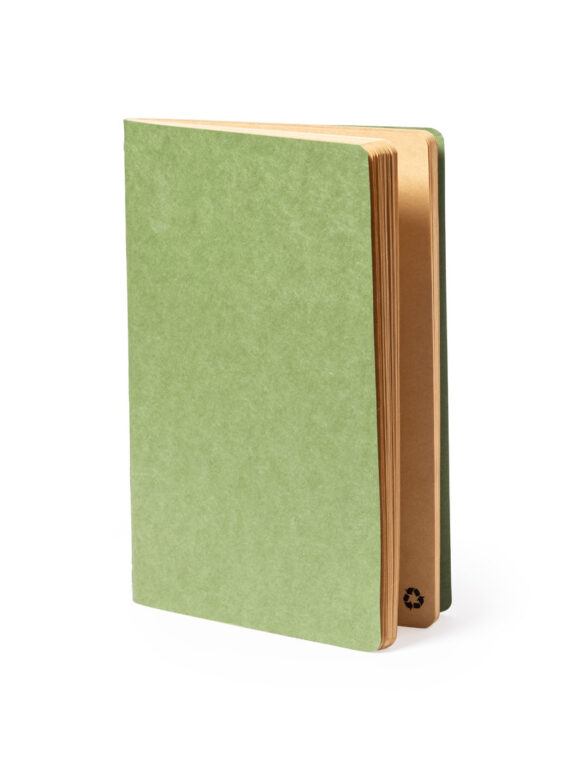 Taccuino formato A5, della linea natura, con copertina morbida in robusto cartone riciclato. 60 fogli lisci con finitura kraft ed etichetta riciclata.