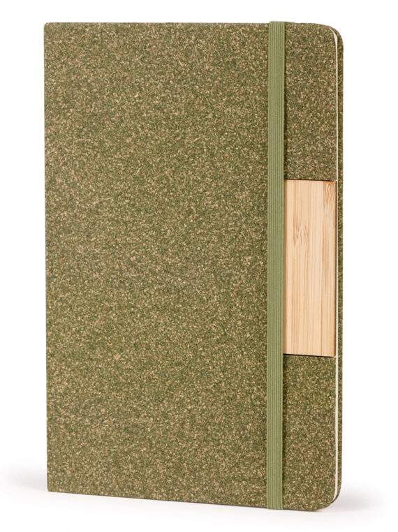 Blocco per appunti realizzato con sughero, fondi di tè, poliestere bambu e cotone. fogli a righe (80 fogli), chiusura con elastico e cordino segnalibro.