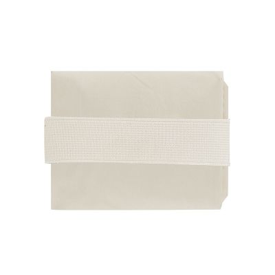 Borsa fatta di nylon morbido e leggero di 135g/m2. Con tasca interna e chiusura regolabile con laccino. Manici lunghi di 70 x 3,5 cm. Include una fascia elastica per una piegatura facile.