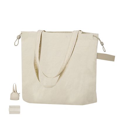 Borsa fatta di nylon morbido e leggero di 135g/m2. Con tasca interna e chiusura regolabile con laccino. Manici lunghi di 70 x 3,5 cm. Include una fascia elastica per una piegatura facile.
