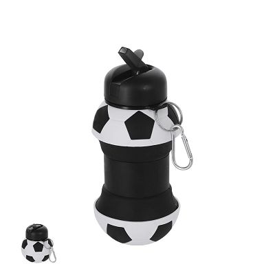 Bottiglia pieghevole con design da calcio con una capacità di 550 ml.